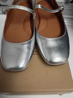 Gentle Souls By Kenneth Cole Silver Mary Jane Leather Flats Women's Size 7